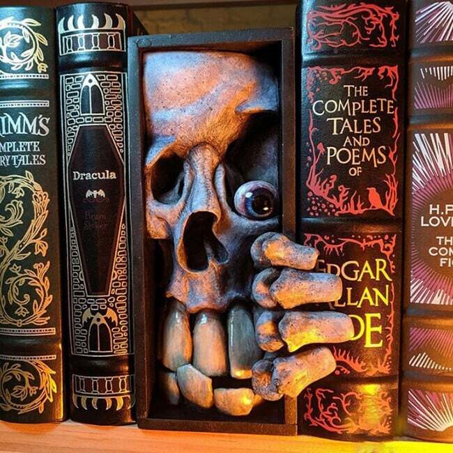 🔥Peeping On The Bookshelf Booknook