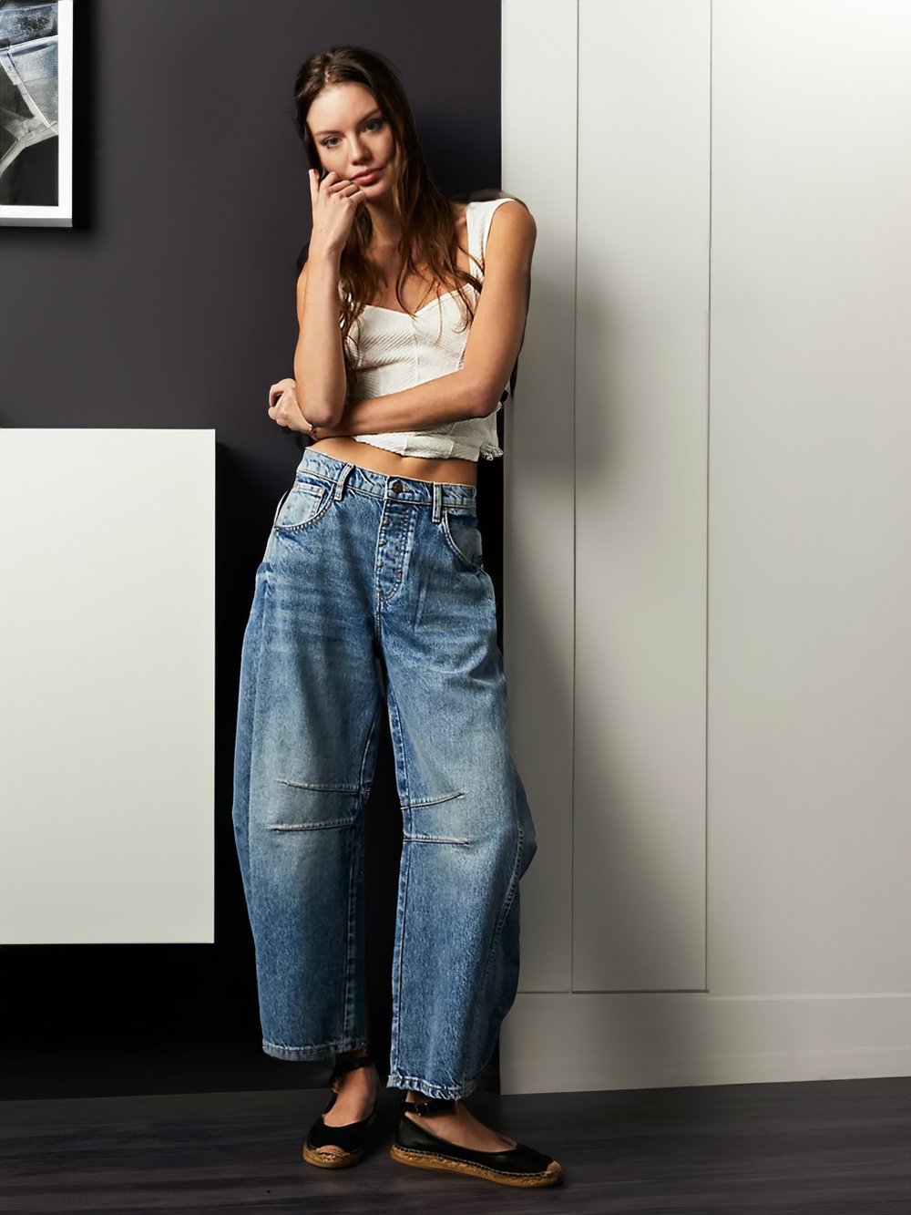 Casual and trendy mid-rise tube jeans