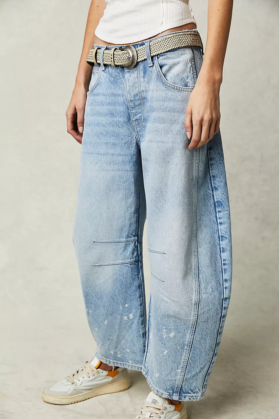 Casual and trendy mid-rise tube jeans